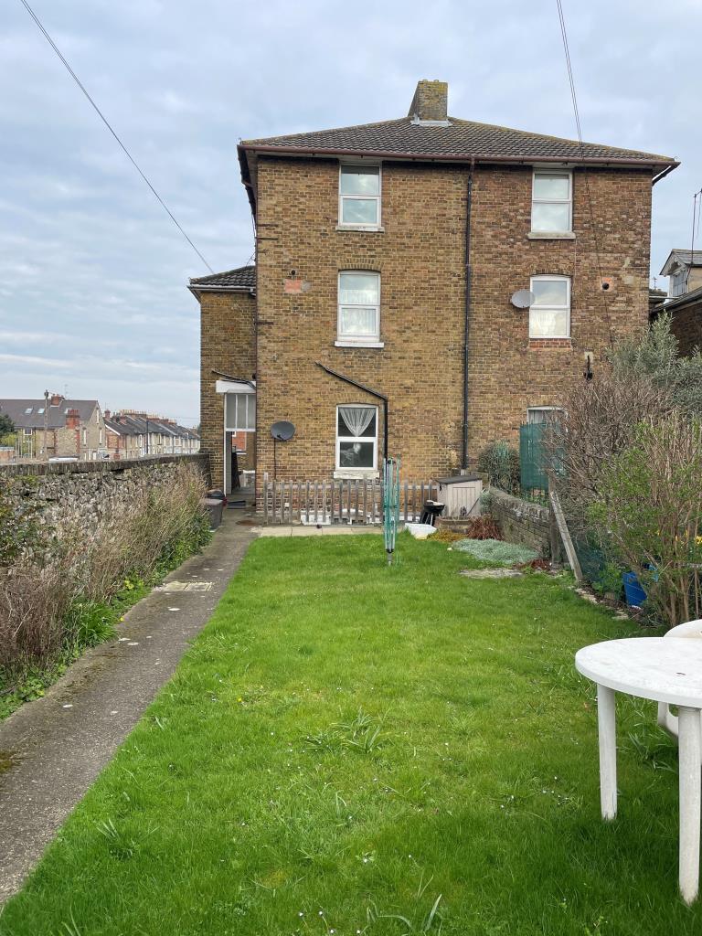 Lot: 98 - FREEHOLD BUILDING ARRANGED AS A PAIR OF MAISONETTES - Rear garden
